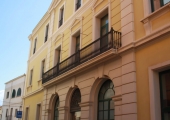 La façana clàssica de l'Ajuntament de Gelida